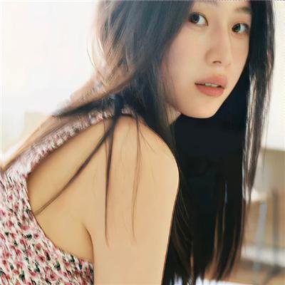 穿条纹衣的男孩